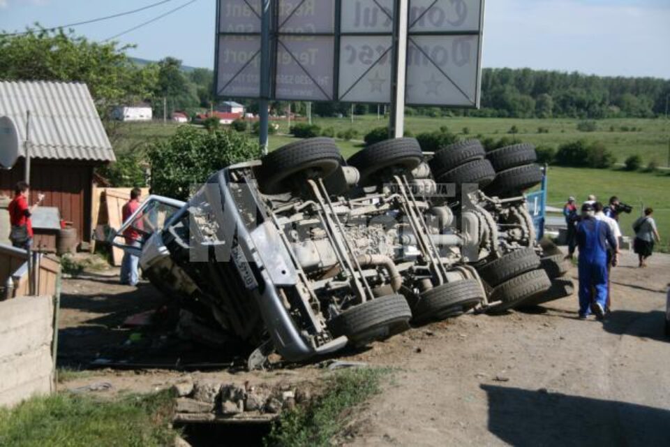 Betoniera de mare tonaj s-a oprit în gardul locuinței familiei din Șcheia
