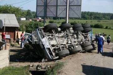Betoniera de mare tonaj s-a oprit în gardul locuinței familiei din Șcheia