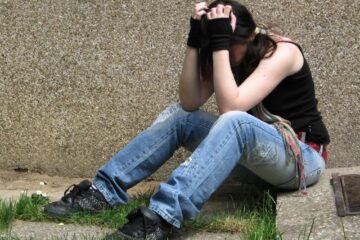 Printre simptomele caracteristice depresiei sunt tristețea, emoțiile negative, deznădejdea sau neliniștea. Foto: Sanja Gjenero