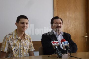 Elevul Constantin Popa, alaturi de profesorul sau Marcel Porof