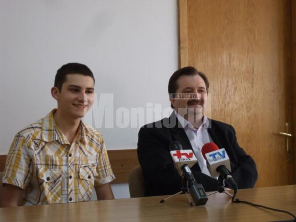 Elevul Constantin Popa, alaturi de profesorul sau Marcel Porof