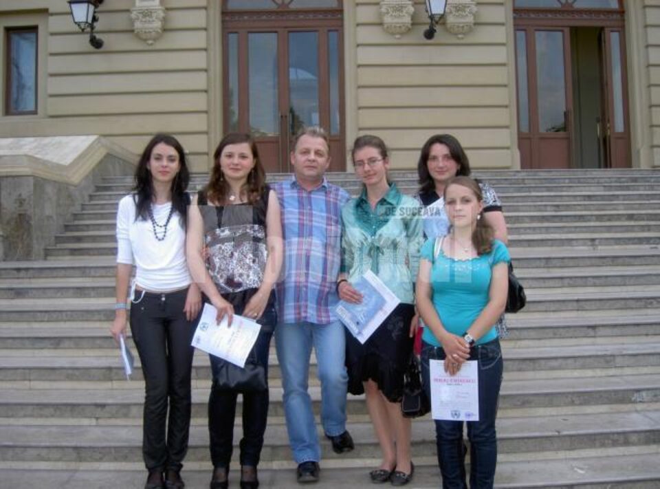 Studenți de la Facultatea de Litere alături de profesorul Dorel Fînaru, la Iași, la colocviul național