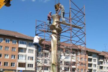 Așezarea pe soclu a primului tronson al lucrării