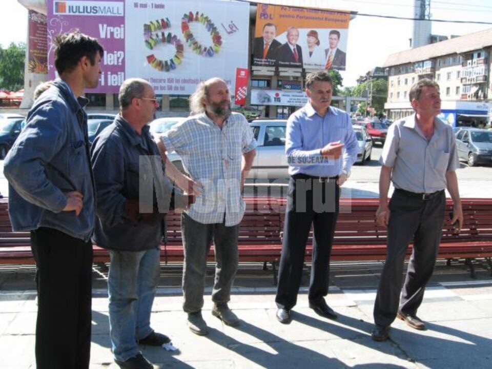 Mircea Dăneasă și viceprimarul Viorel Seredenciuc urmărind amplasarea monumentului