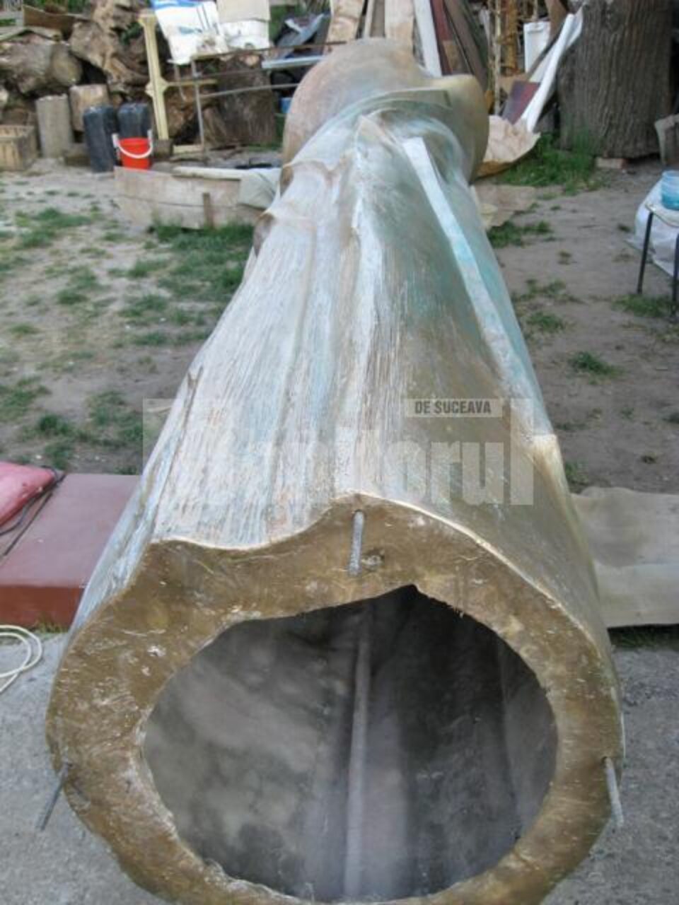 Unul din tronsoanele monumentului pregătit pentru transport la locul de amplasare