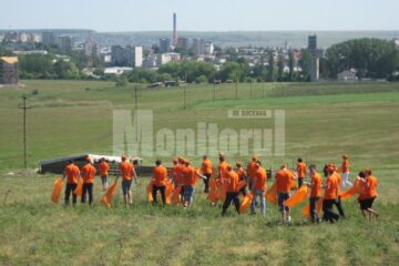 Membri ai Organizației Municipale Suceava a Tinerilor PD-L au participat, ieri, la o acțiune de ecologizare