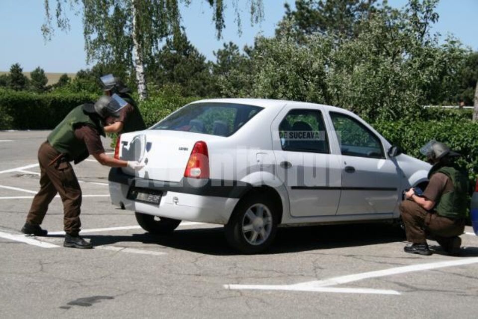 Un colet suspect fusese lăsat în portbagajul unei mașini (Dacia Logan) parcată la intrarea în aeroport Un colet suspect fusese lăsat în portbagajul unei mașini (Dacia Logan) parcată la intrarea în aeroport