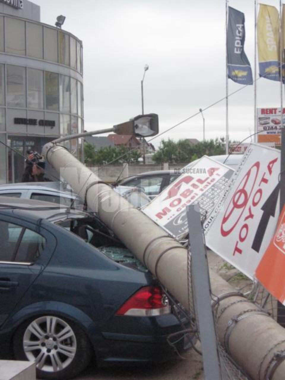 Stâlpul de beton s-a rupt chiar de la bază