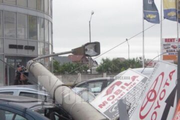 Stâlpul de beton s-a rupt chiar de la bază