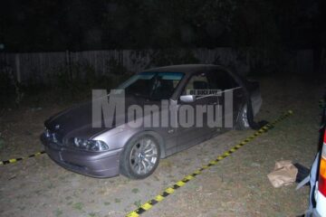 Autoturismul BMW a fost abandonat, iar șoferul fugar a încercat să dispară prin pădure, nu înainte de a lua plăcuțele de înmatriculare