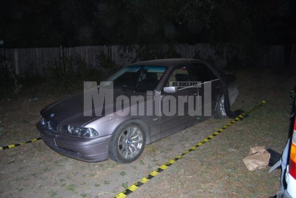 Autoturismul BMW a fost abandonat, iar șoferul fugar a încercat să dispară prin pădure, nu înainte de a lua plăcuțele de înmatriculare
