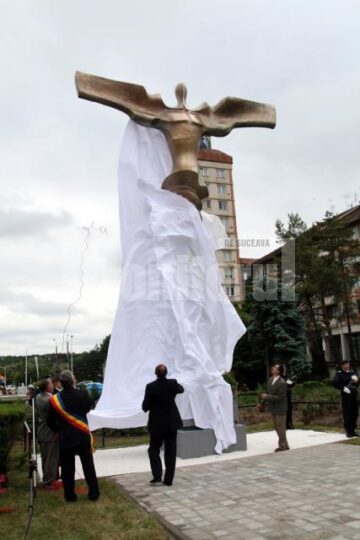 Festivitate: „Bucovina înaripată” a fost dezvelită și sfințită în centrul Sucevei