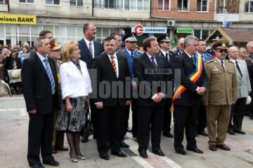 Oficialități prezente la dezvelirea monumentului