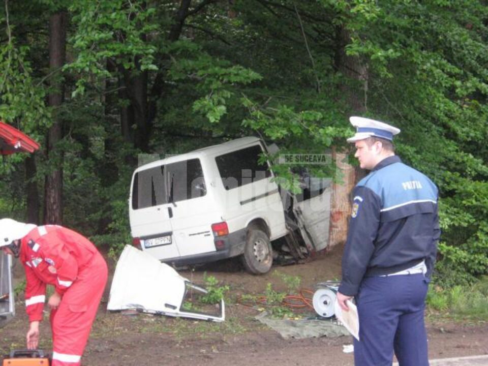 Microbuzul s-a izbit violent de copac, chiar pe partea pe care se aflau cei doi soți