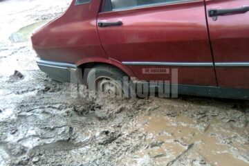 Șanțul acoperit cu pământ s-a transformat, după ploile din ultimele zile, într-o adevărată capcană cu noroi