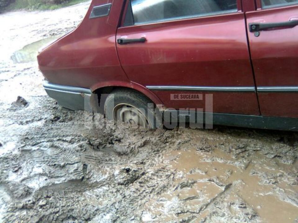 Șanțul acoperit cu pământ s-a transformat, după ploile din ultimele zile, într-o adevărată capcană cu noroi