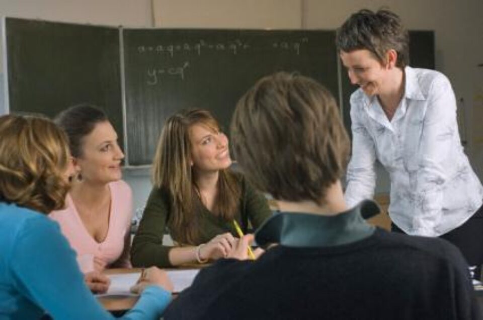 Debutanții din Educație ar putea avea parte de cea mai mare creștere, de la 1.100 lei brut în prezent, la peste 3.000 lei Foto: ZEFA