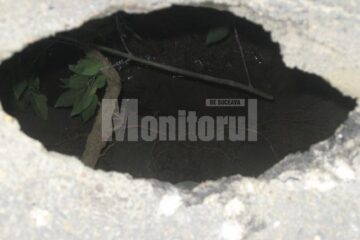 O groapă de peste un metru adâncime a fost săpată sub asfalt, reprezentând un pericol pentru șoferi