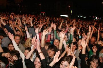 Vizită: EBA s-a întâlnit cu tinerii suceveni și a dat sfaturi politice pentru partidele din România