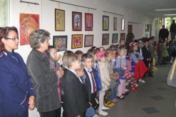 De Ziua Copilului: Expoziție de pictură și muzică populară, în holul poliției