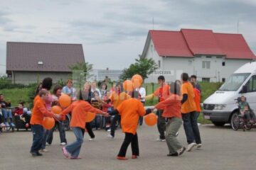 De Ziua Copilului: „Dansul cărucioarelor” și „Brașoveanca”, la Complexul terapeutic „Blijdorp”