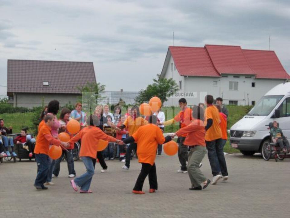 De Ziua Copilului: „Dansul cărucioarelor” și „Brașoveanca”, la Complexul terapeutic „Blijdorp”