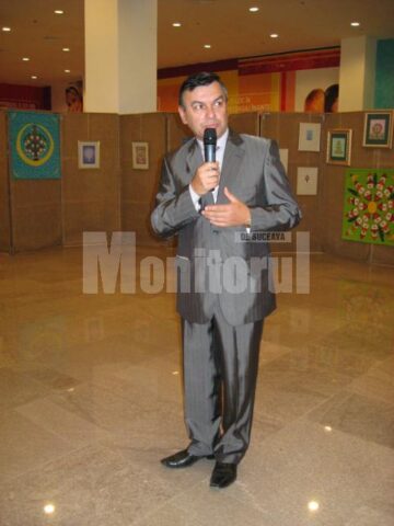 Consulul general Yurii Verbytskyi prezentând expoziția