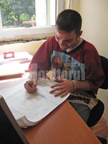 Studentul Nicolae Comaritan surprins cand facea cateva schite pentru viitoarele icoane