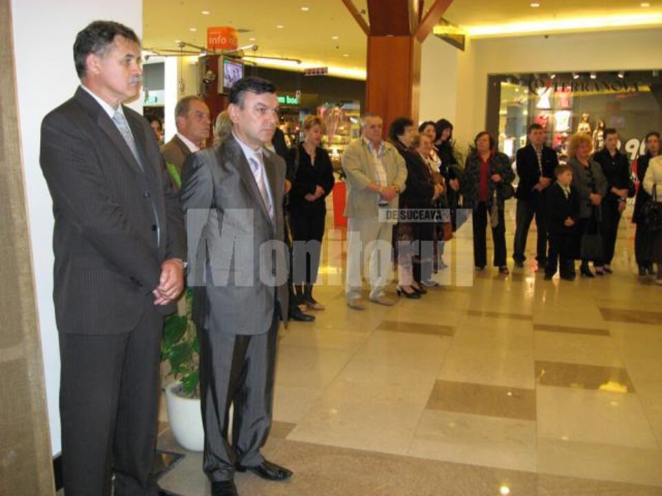 Viceprimarul Viorel Seredenciuc și consulul general Yurii Verbytskyi la vernisaj Viceprimarul Viorel Seredenciuc și consulul general Yurii Verbytskyi la vernisaj