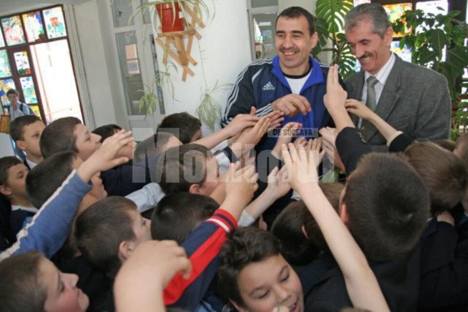 Anul trecut, Leonard Bibirig și Petru Ghervan au fost primiți cu entuziasm de elevi Anul trecut, Leonard Bibirig și Petru Ghervan au fost primiți cu entuziasm de elevi