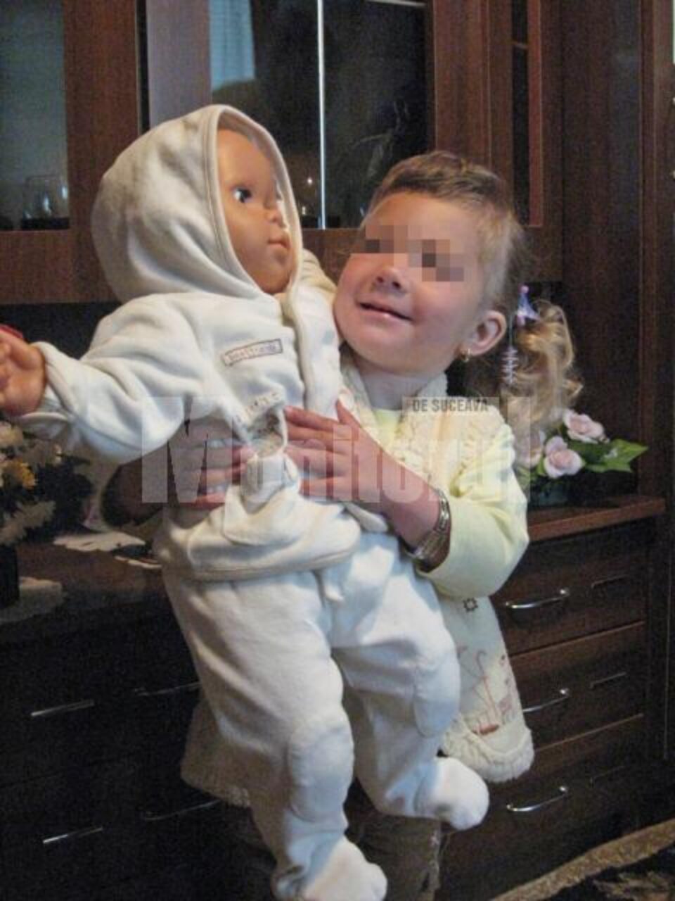 Doi frățiori din Rădășeni: Caută cu disperare ajutor pentru a putea merge normal