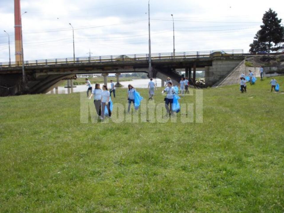 Ecologizare: 300 de saci cu gunoaie, strânși de pe malul râului Suceava