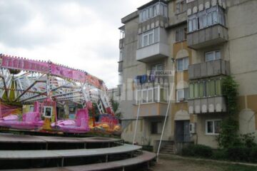 Caruselul zboară chiar pe lângă geamurile locatarilor din zonă
