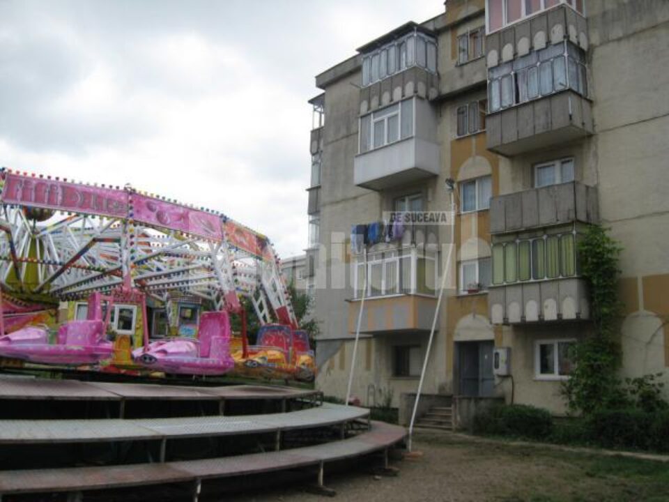 Caruselul zboară chiar pe lângă geamurile locatarilor din zonă