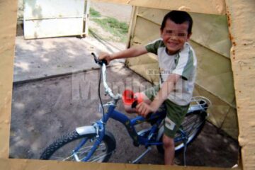 Disputat atât de mamă, cât și de tată, băiatul s-a transformat într-o adevărată minge de ping-pong