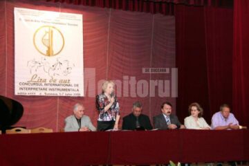 Directorul Colegiului de Artă Ciprian Porumbescu, Sabina Roman, la deschiderea Concursului Internațional Lira de Aur