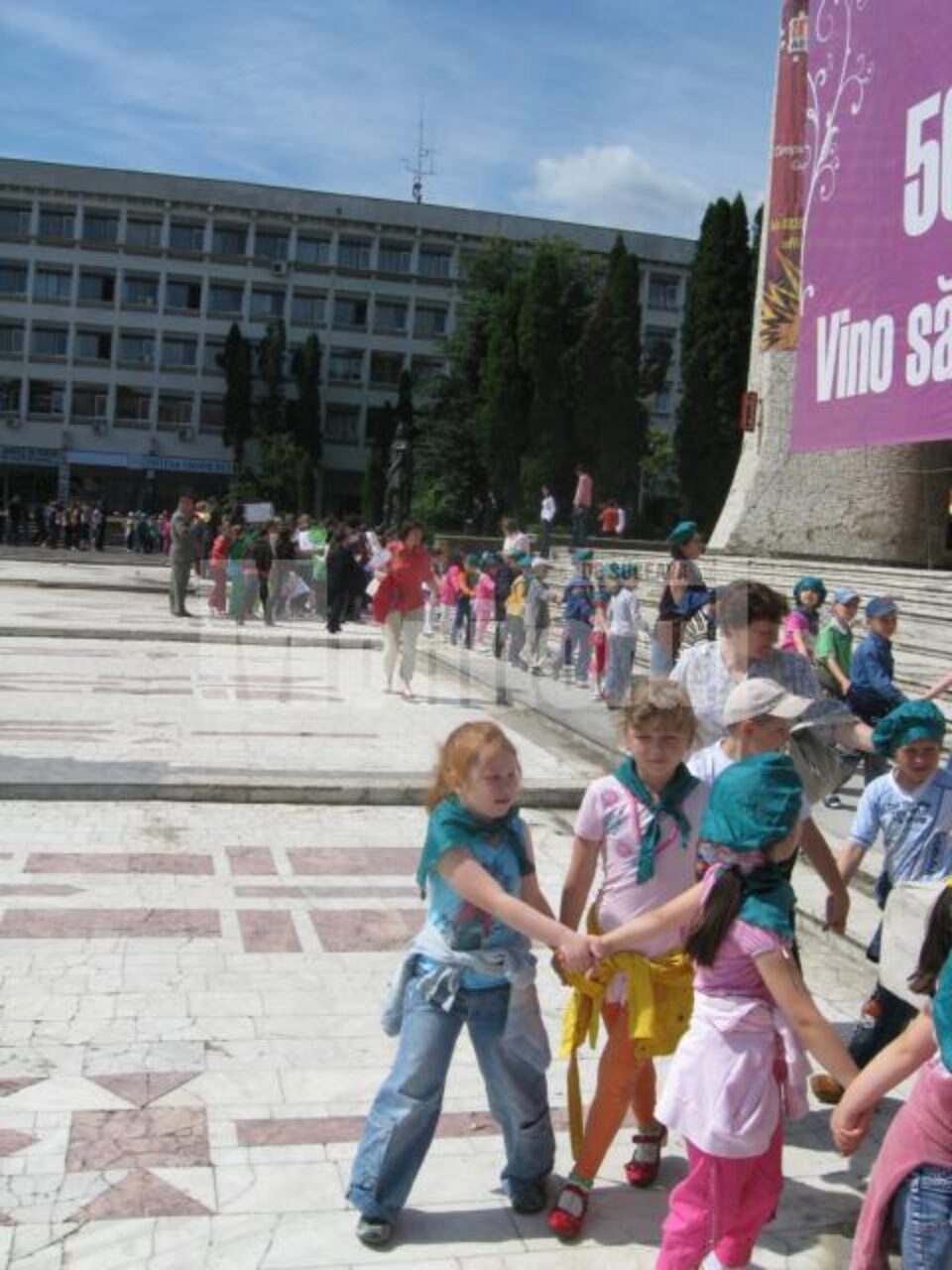 Lanț uman în jurul Casei de Cultură