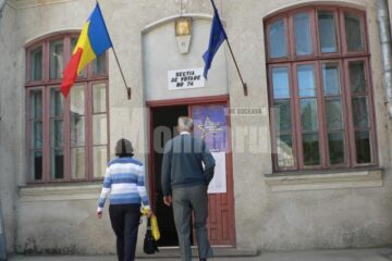 Înainte de a ajunge la biserică, persoanele vârstnice au făcut un popas la secțiile de
