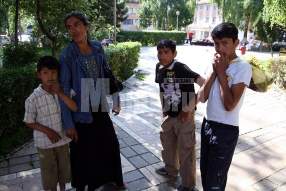 Lilia Eugenia Stan împreună cu copiii cu care a venit la cerșit