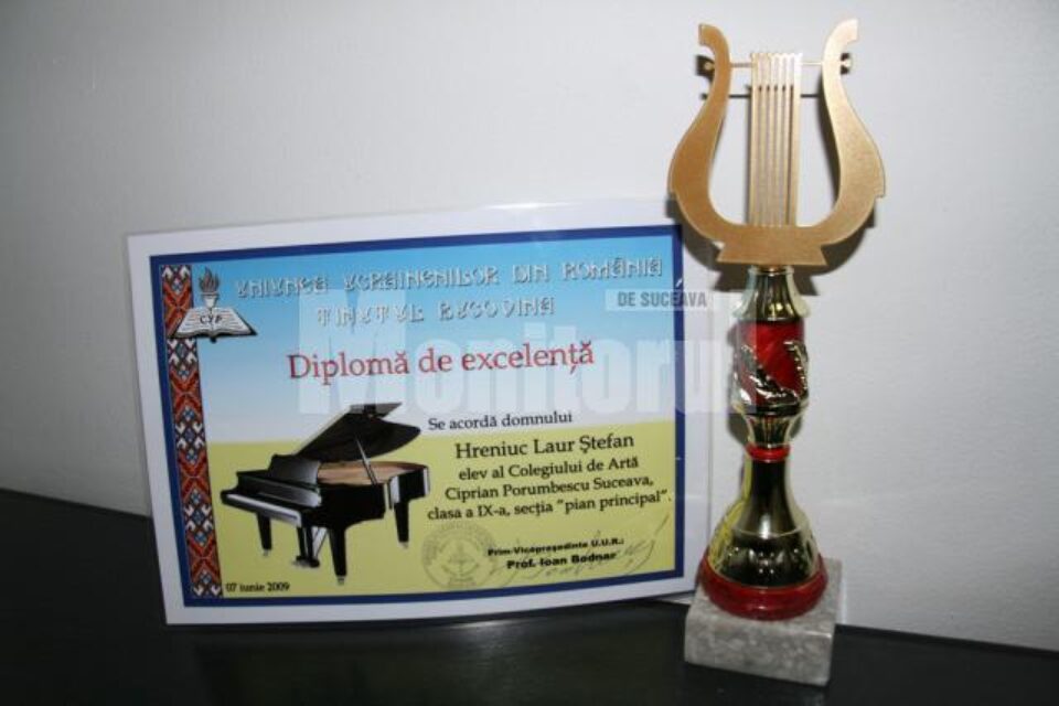 Trofeul și diploma de excelență primite de Laur Hreniuc