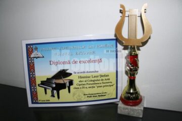 Trofeul și diploma de excelență primite de Laur Hreniuc