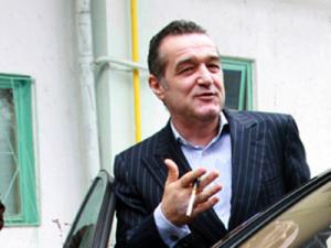 Gigi Becali, care a obținut un mandat de europarlamentar, nu poate părăsi țara. Foto: MEDIAFAX