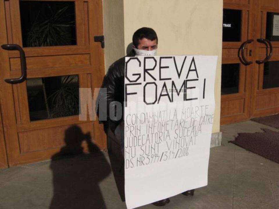 Dorin Aileneia făcut anul trecut greva foamei în fața Palatului de Justiție Suceava