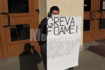 Dorin Aileneia făcut anul trecut greva foamei în fața Palatului de Justiție Suceava