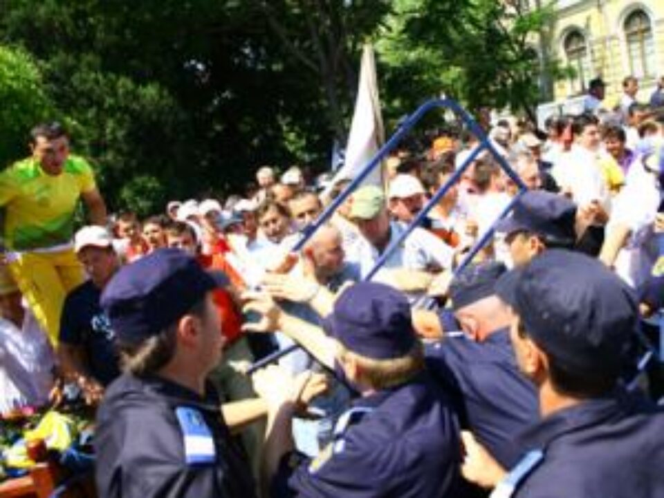 În urma intervenției forțelor de ordine, protestatarii s-au retras în perimetrul amenajat. Foto: MEDIAFAX