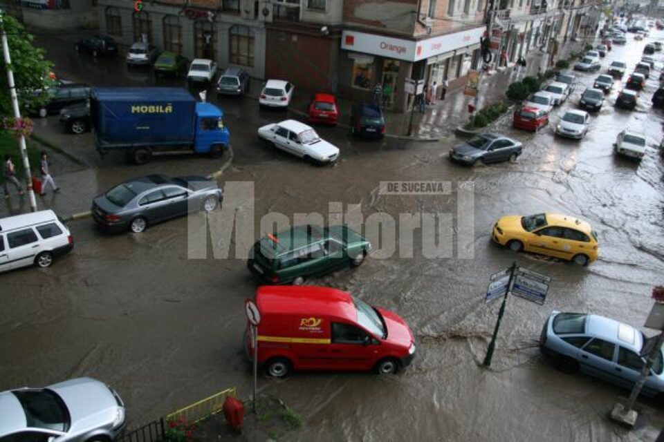 Mai multe zone ale municipiului Suceava au fost transformate de ploaia de ieri în adevărate șenale navigabile