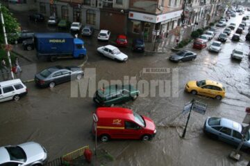 Mai multe zone ale municipiului Suceava au fost transformate de ploaia de ieri în adevărate șenale navigabile