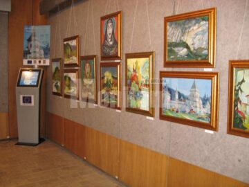 Imagine din expoziție cu touch-screen-ul achiziționat în cadrul proiectului