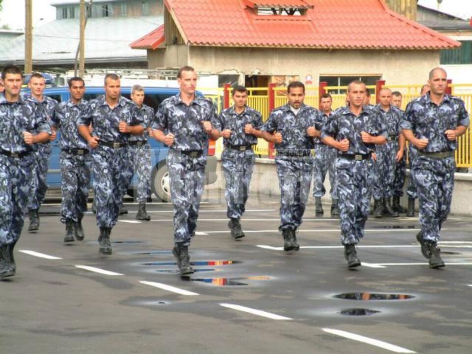 Bărbații care nu se prezintă la centrele militare în 6 luni de la împlinirea a 18 ani ar putea fi sancționați