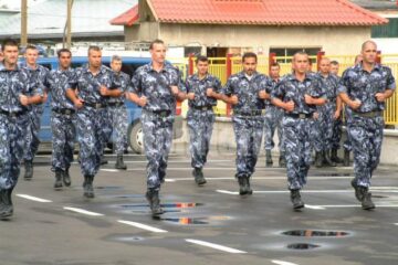 Bărbații care nu se prezintă la centrele militare în 6 luni de la împlinirea a 18 ani ar putea fi sancționați